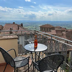Apartment Cortona's Rooftop Nest, Cortona